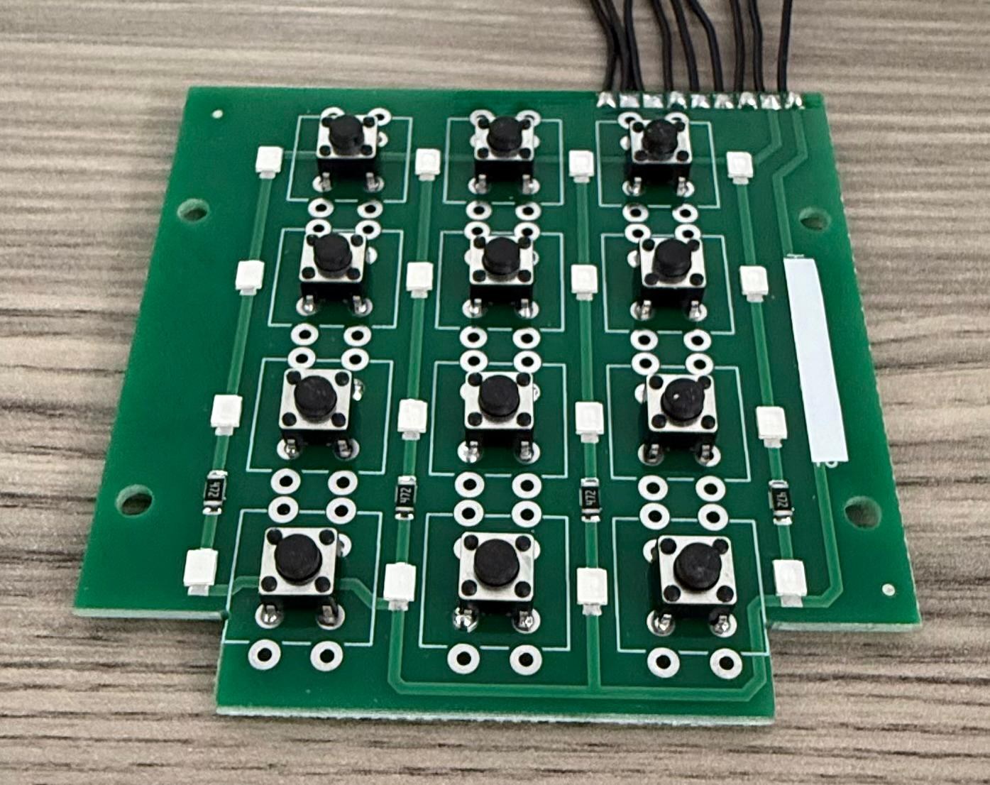 Tuş takımı butonları dizilmiş elektronik kartlar
